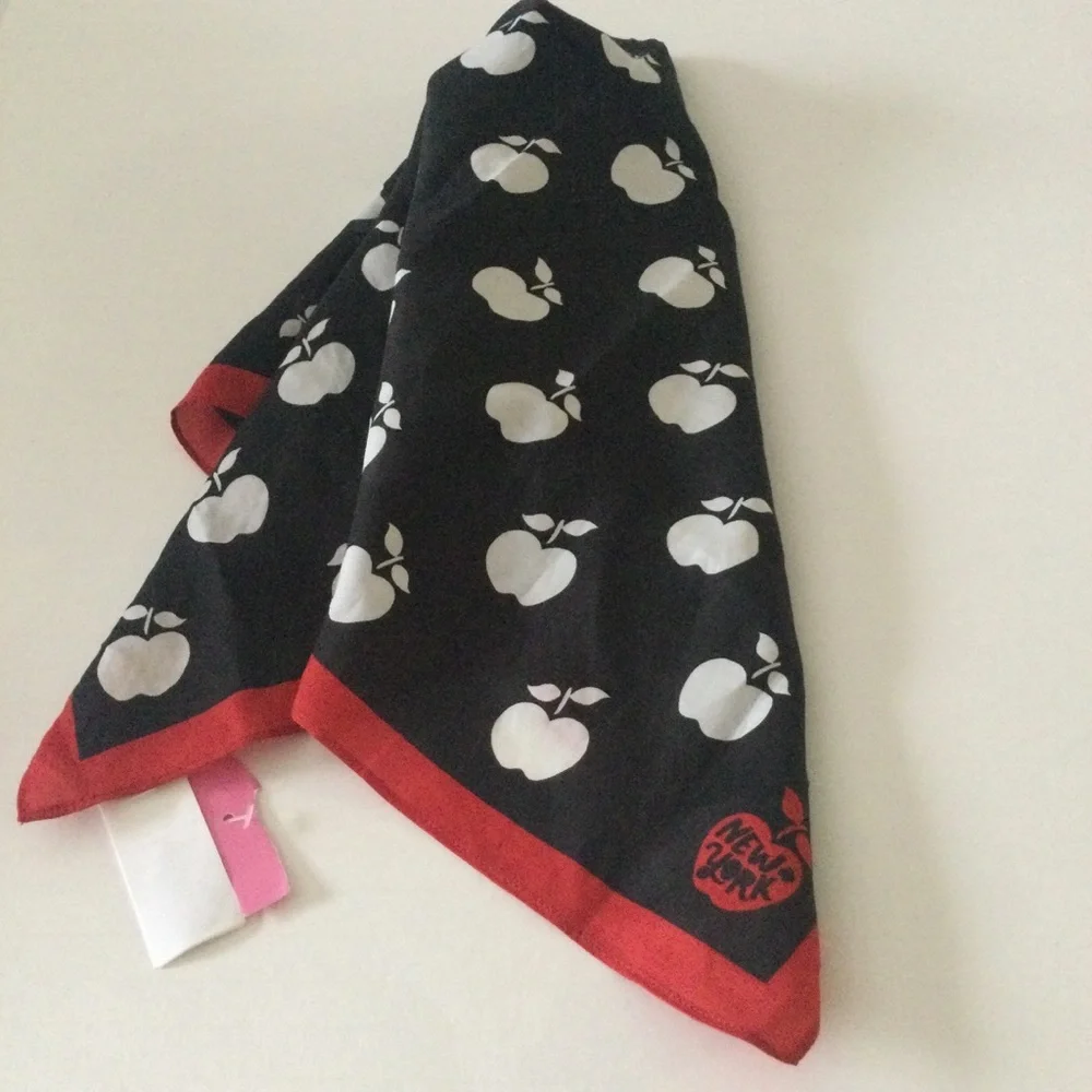 KATE SPADE APPLE TOSS SCARF BANDANA RED BLACK WHITE ‘NEW YORK’ NWOT